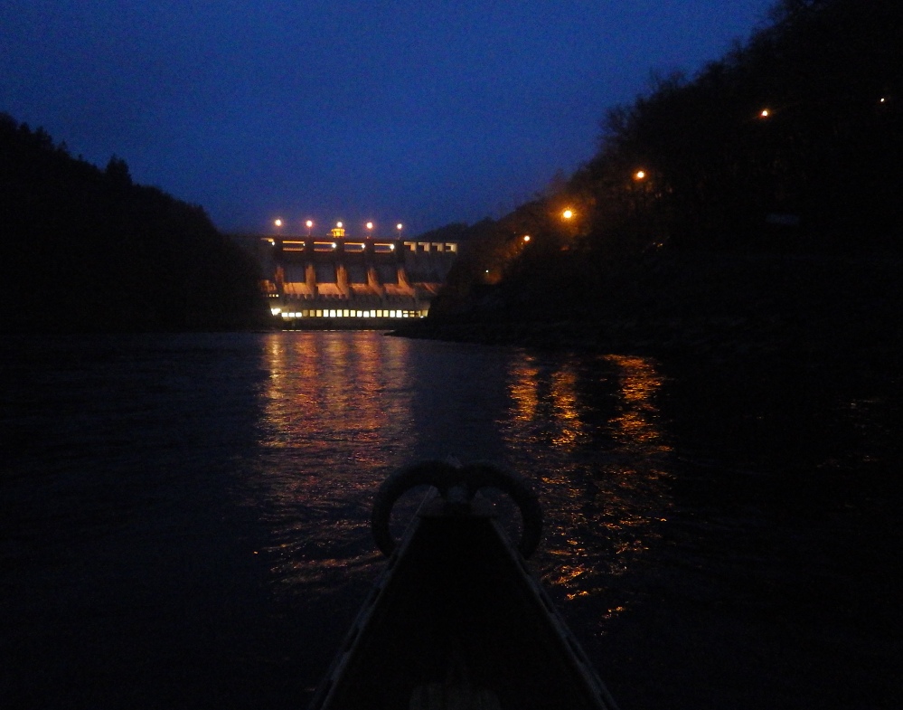 Štěchovická přehrada, Slapská přehrada v noci, kanoe, Svatojánské proudy, vodáci, pádlování