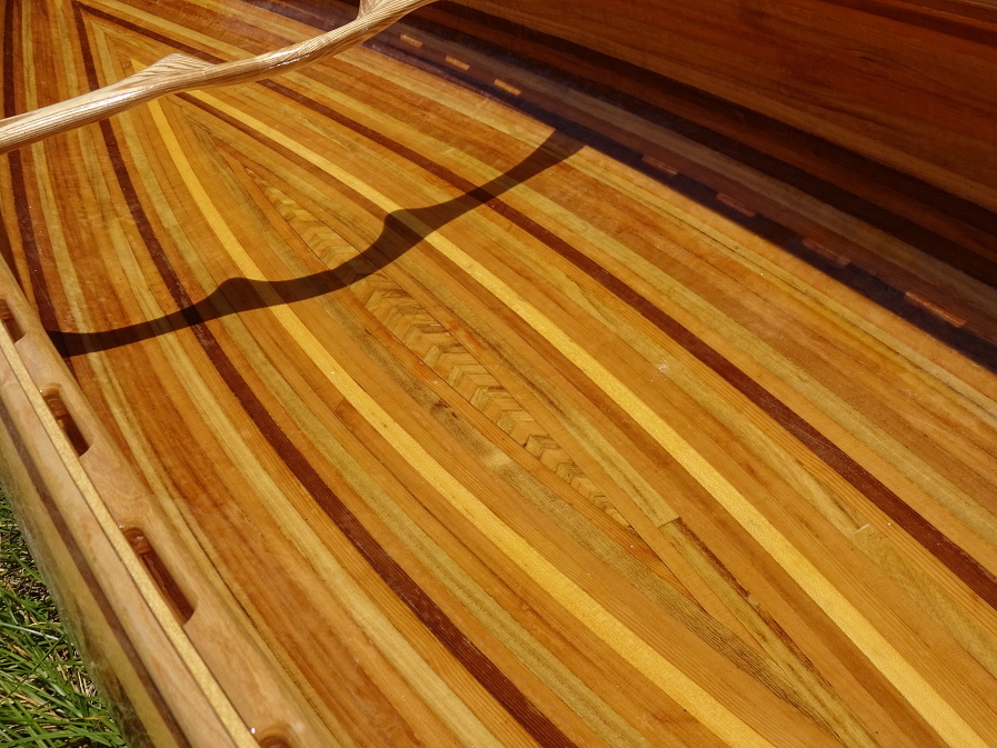 Dřevěná lehká cedrová kánoe